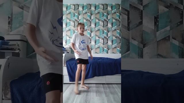 я вернулся 🥳 и этот ролик о том как сделать стойку на руках смотреть онлайн