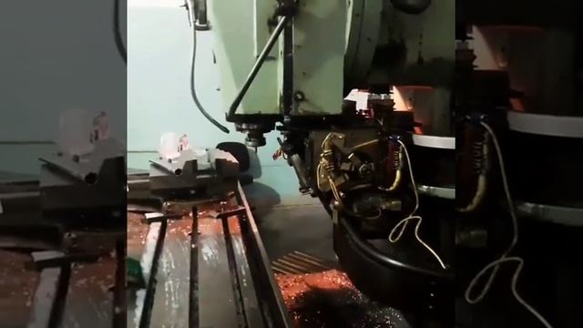 Смена инструмента на фрезерном станке ! смотреть онлайн
