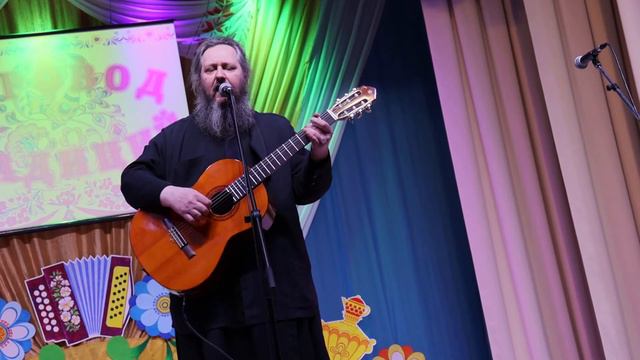 Священнослужитель из Коробейникова исполняет песню под гитару на отчетном концерте в РДК. смотреть онлайн