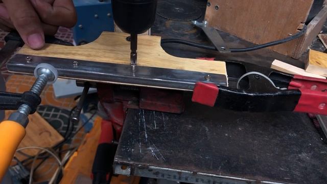 DIY: How to make a wood lathe powered by electric drill | Homemade Woodworking Lathe Machine смотреть онлайн