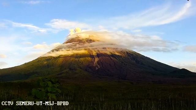 Semeru Volcano SUNRISE Feb 4, 2023 Indonesia: SOUNDS OF JAVA смотреть онлайн