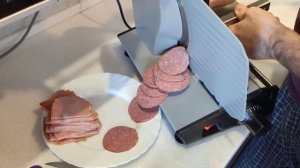 Нарезка колбаски слайсером Viatto