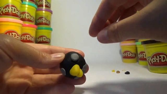 Как слепить Чёрную птицу Бомб (Энгри бердс) из пластилина. How to make a Bomb of Play-Doh. смотреть онлайн