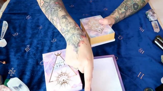 ? Threads of Fate Tarot and Oracle UNBOXING ? | First Impressions ? | Deck Flip Through смотреть онлайн