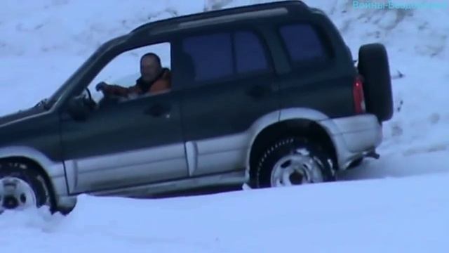 Зимой по снегу Субару Форестер против Джип Гранд Чероки смотреть онлайн
