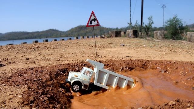 Экскаватор спас маленькую машинку смотреть онлайн