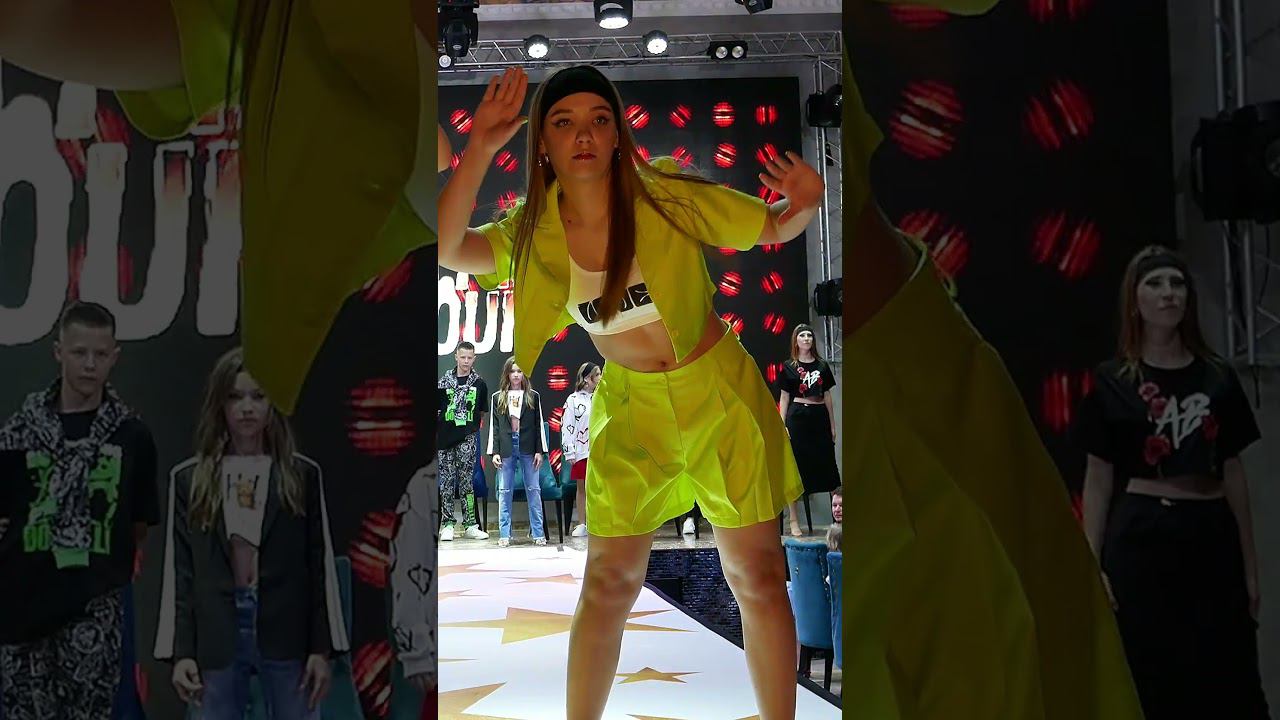 МОДНИЦЫ . Дефиле юных моделей . смотреть онлайн