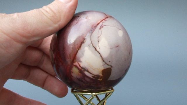 Шар из мукаитовой яшмы (Австралия), диаметр 71 мм, вес 500 грамм смотреть онлайн