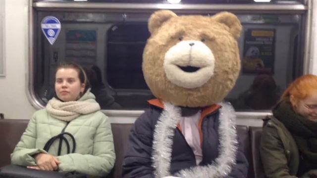 Пранк в метро -ростовая кукла Голова Мишка смотреть онлайн