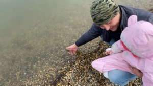 Маленькая Евочка первый раз видит море. Море Крым
