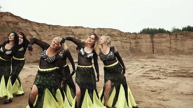 ВОСТОЧНЫЕ ТАНЦЫ в песках #восточныетанцы #танцывпесках #танецживота