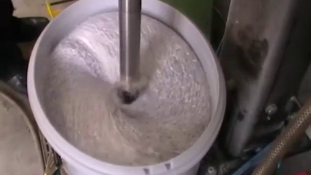 Перемешивание штукатурки с минеральным наполнителем мешалкой VISCO JET с импеллером Pyramid смотреть онлайн