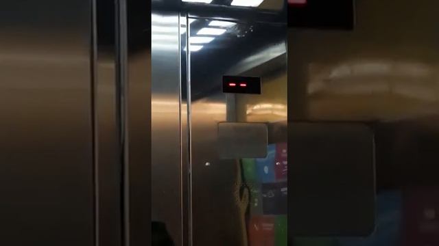 застряли в лифте полное видео выключился свет?!!?!