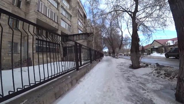 Улица Комиссарова вдоль дома №16, а справа дома №10, 10/3 и 8 в марте 2022 смотреть онлайн