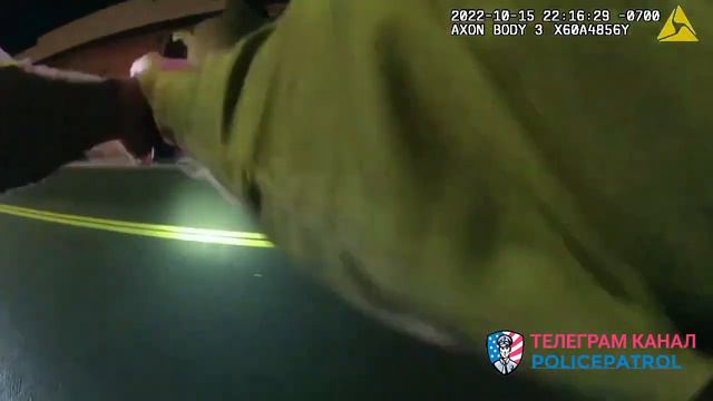 Чудак с самодельным оружием / Применение оружия полицией смотреть онлайн