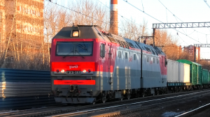 2ЭС6-066 "Синара" с грузовым поездом и ЭС104-001 "Финист" на о.п. Первомайская