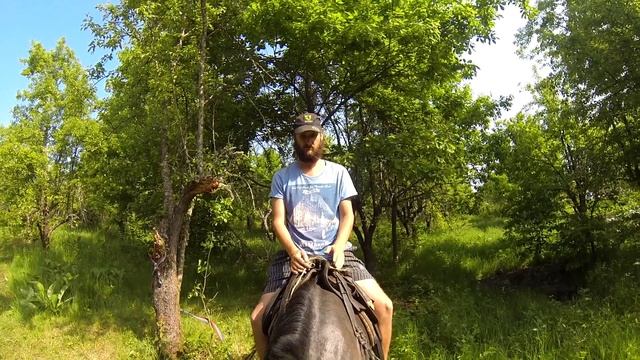 Как оседлать лошадь, как надеть уздечку, как ездить верхом /Семья Саверченко смотреть онлайн