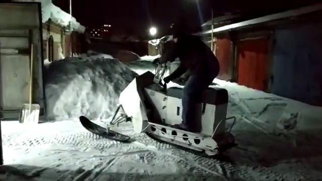 Самодельный снегоход заезд в гараж, реверс. смотреть онлайн