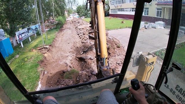 Работа экскаватора-погрузчика CATERPILLAR Выкапываю бардюры. смотреть онлайн