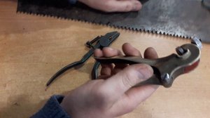 Развод зубьев ножовки.