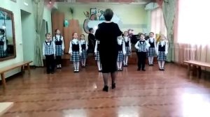 Мишка с куклой бойко топают.