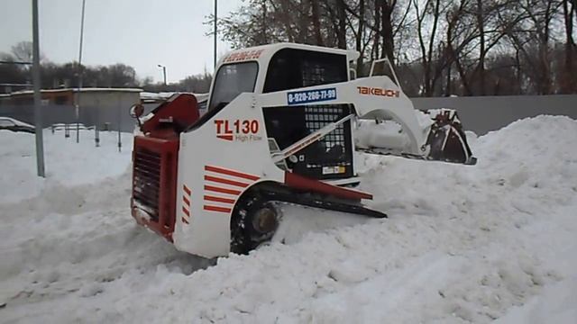 Гусеничный мини погрузчик. Чистка снега. смотреть онлайн