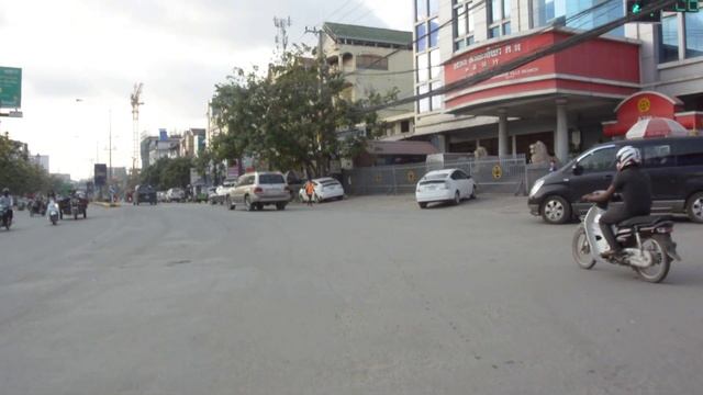 Сиануквиль,Камбоджа. Проезд по Ekreach St от монумента Золотые львы до Виктори Хилл,09.02.2019 смотреть онлайн