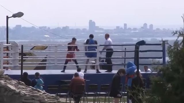 Зрелищное шоу для ветеранов подготовили воспитанники областной школы бокса олимпийского резерва смотреть онлайн
