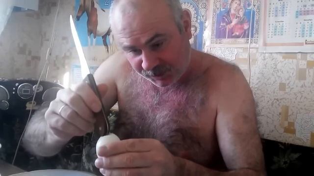 Правильно чистить яйца нужно вот так ! смотреть онлайн
