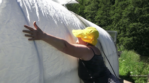 Хозяйство Воронова | Огород | Сохраняю урожай в жару. Накрываю теплицу спанбондом