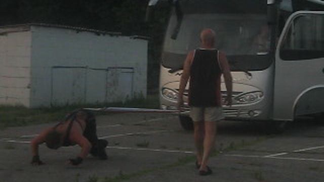 Анапа Денис Васильченко передвигает автобус смотреть онлайн