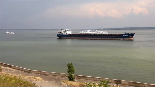 Теплоходы в районе г. Ульяновска 8 юиля 2013г смотреть онлайн