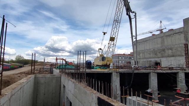 Заливка бетонного пола автобетононасосом с использованием дополнительных труб и шлангов г. Пермь смотреть онлайн