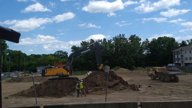 Volvo ec480 getting pile ready for loading смотреть онлайн