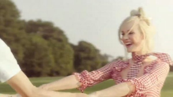 Рекламный ролик Moschino Cheap and Chic Petals (Москино Чип Энд Шик Петалс)