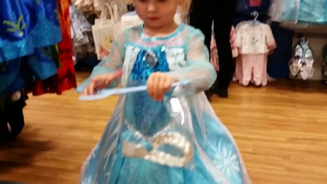 Эльвира покупает себе платье Эльзы.Эльза Эльвира Холодное Сердце Frozen Elsa costume смотреть онлайн