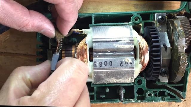 Replacing Carbon Brushes on a Bosch PST54E Jig-Saw смотреть онлайн