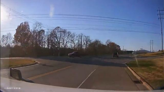 How to not use a turning lane Wrong side of the road смотреть онлайн