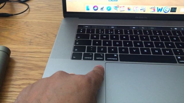 Blank screen on Macbook смотреть онлайн