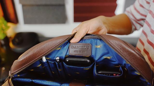 Daniel’s Premium Leather Briefcase Review смотреть онлайн