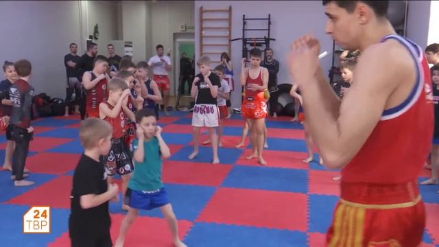 Life: Айк Бегян провел тренировку в клубе Воин смотреть онлайн