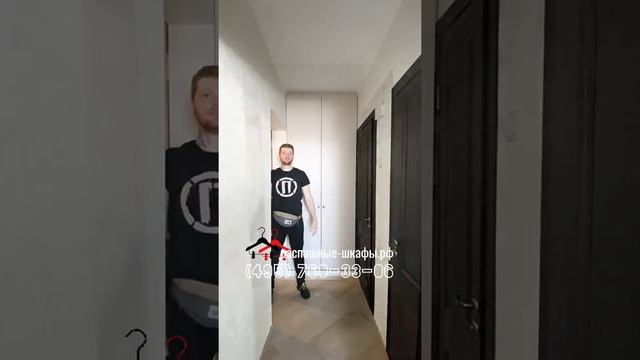 Встроенный шкаф в нишу коридора с распашными дверями. Полки в нише по своим индивидуальным размерам смотреть онлайн