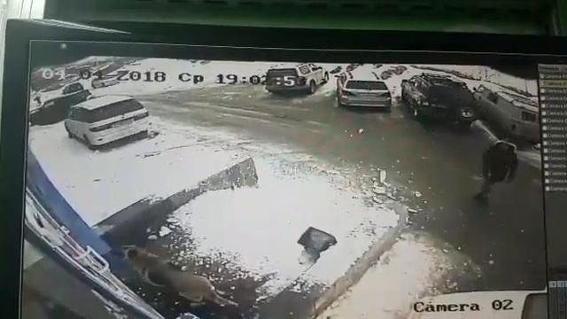 В Магадане с крыш сходят снежные лавины смотреть онлайн