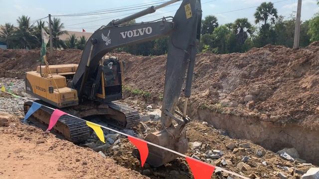 Volvo EC210Lc Excavator Roads Development смотреть онлайн
