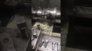 Накатывание резьб на болтах, резьбонакатной головкой.