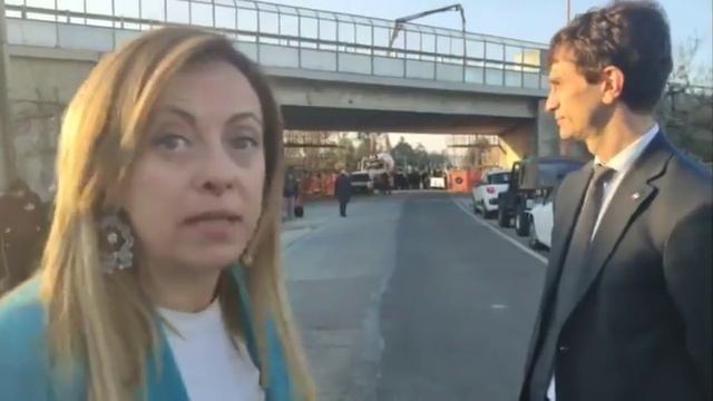 Giorgia Meloni: Cesena, davanti al cavalcavia crollato della E45. Ascoltate un po'... смотреть онлайн
