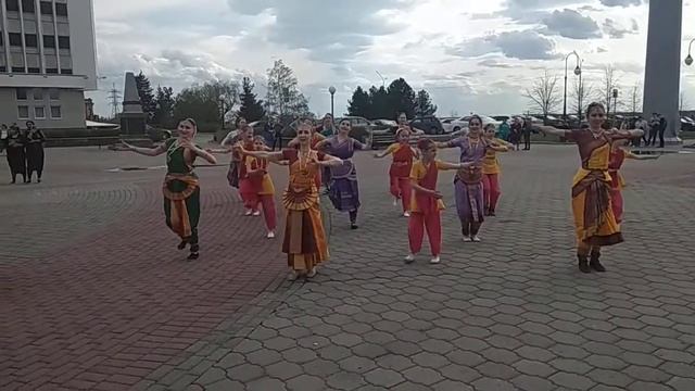 Флешмоб Парампара и Бхарата 1 06 2018 на набережной Томск смотреть онлайн