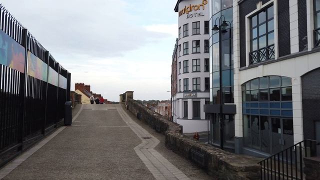 Walking in DERRY-LONDONDERRY / Northern Ireland (UK) - 4K 60fps (UHD) смотреть онлайн