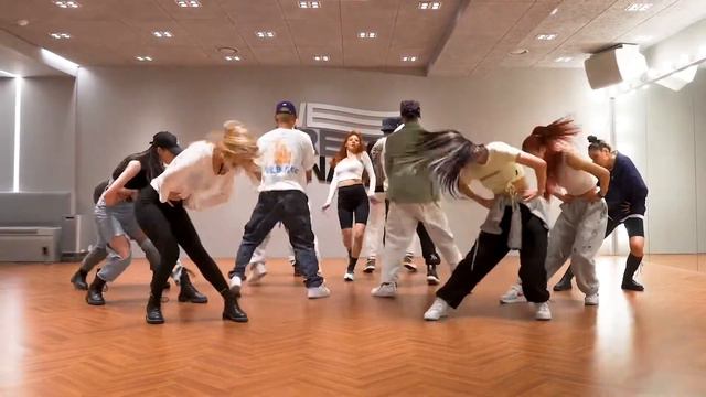 현아 (HyunA) - Mirror by Sigrid *Magic Dance* смотреть онлайн