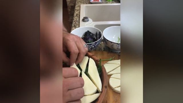 Сулугуни запечённый на кеци! Средиземноморский вкус с грузинским акцентом! смотреть онлайн